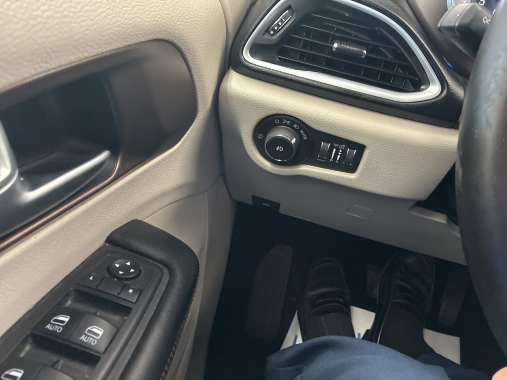 Used 2018 Chrysler Pacifica Touring-L Plus FWD image 49