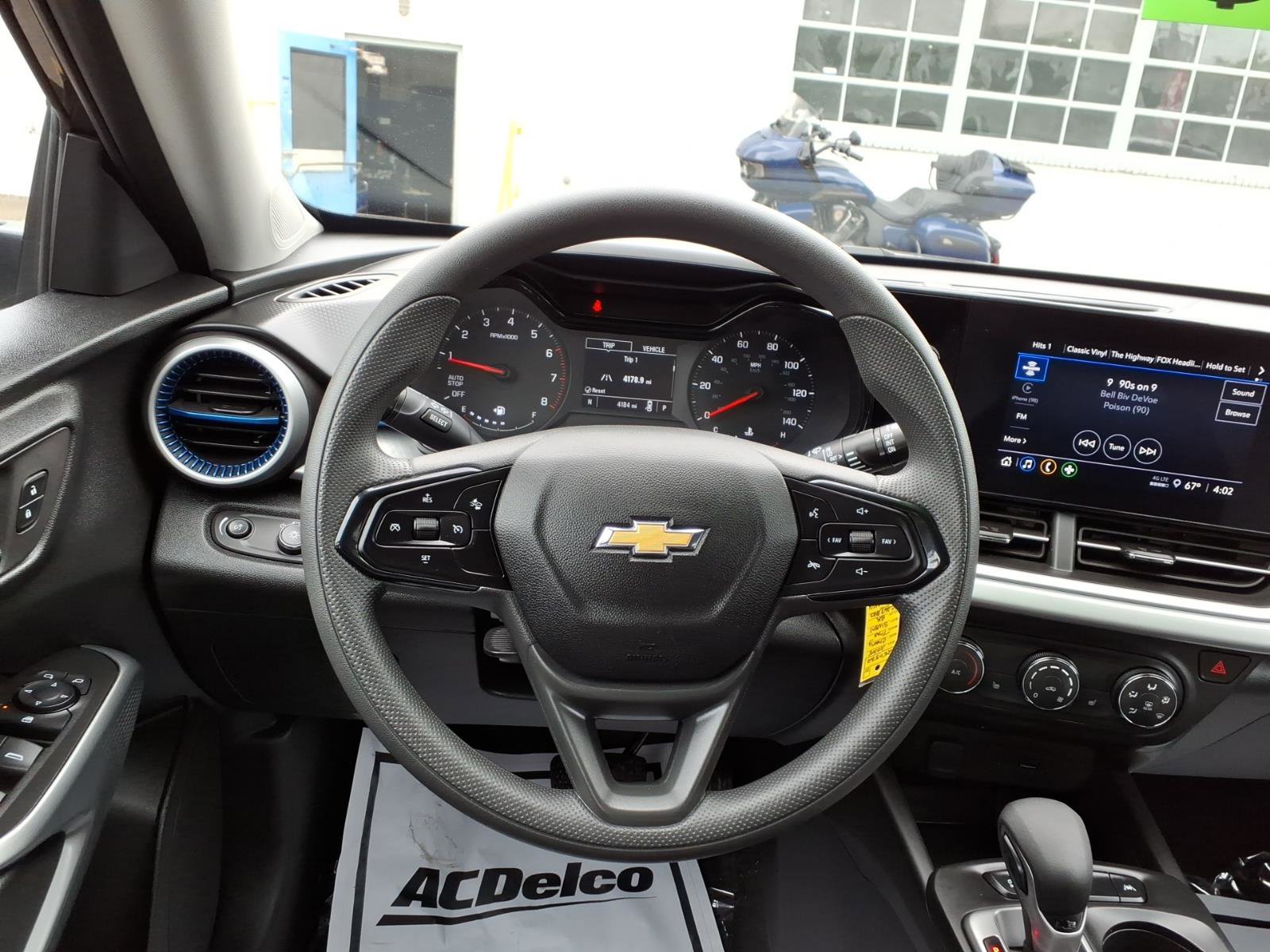 Used 2025 Chevrolet Trax LS w/ LS Convenience Package FWD image 17