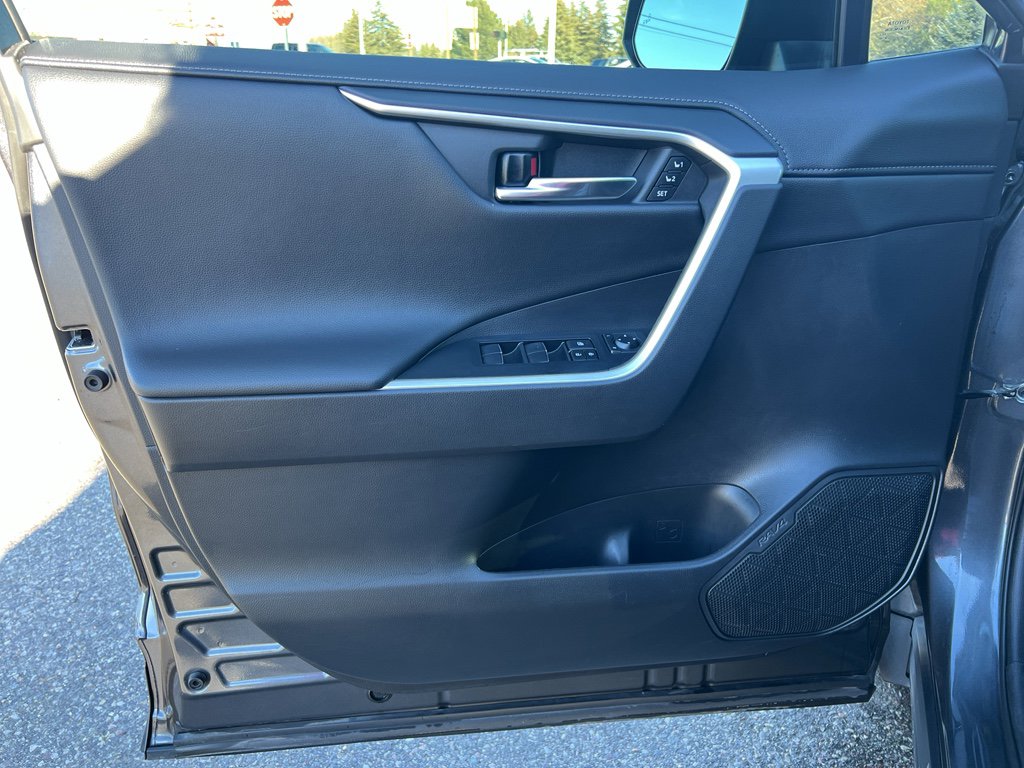 Used 2021 Toyota RAV4 Limited image 19
