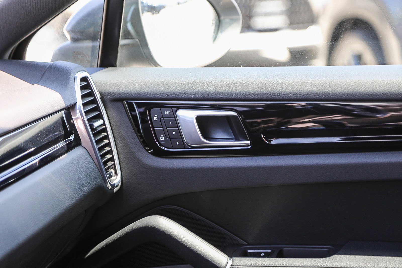 Used 2022 Porsche Cayenne Coupe image 21
