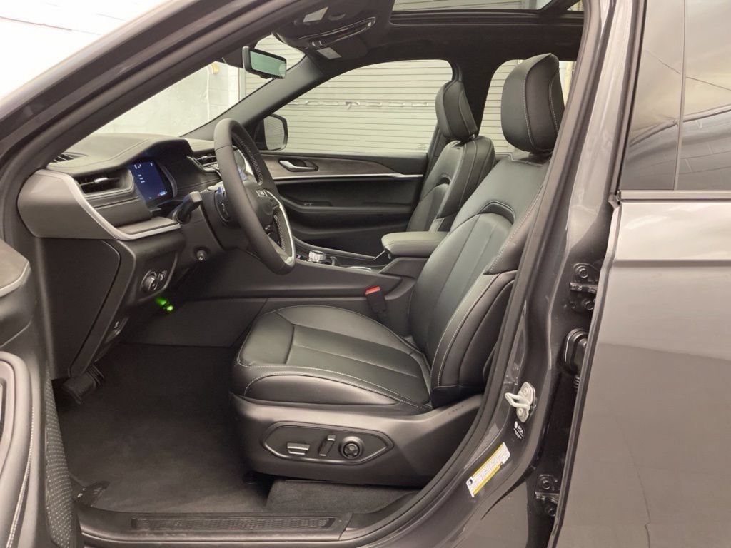 New 2025 Jeep Grand Cherokee Limited w/ Luxury Tech Group II RWD image 18