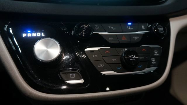 Used 2024 Chrysler Pacifica Touring-L image 18