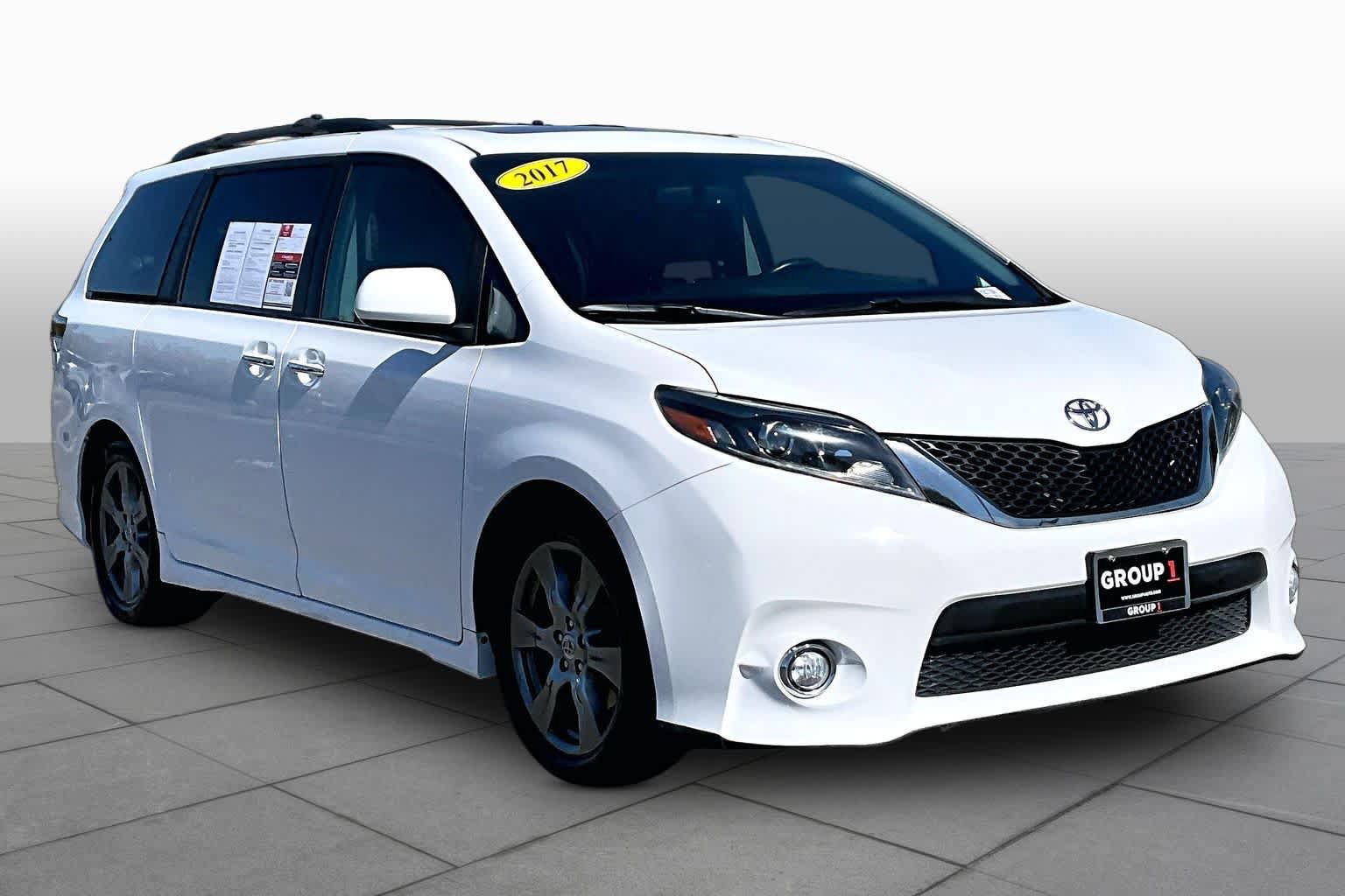 Used 2017 Toyota Sienna SE w/ SE Preferred Package FWD image 2
