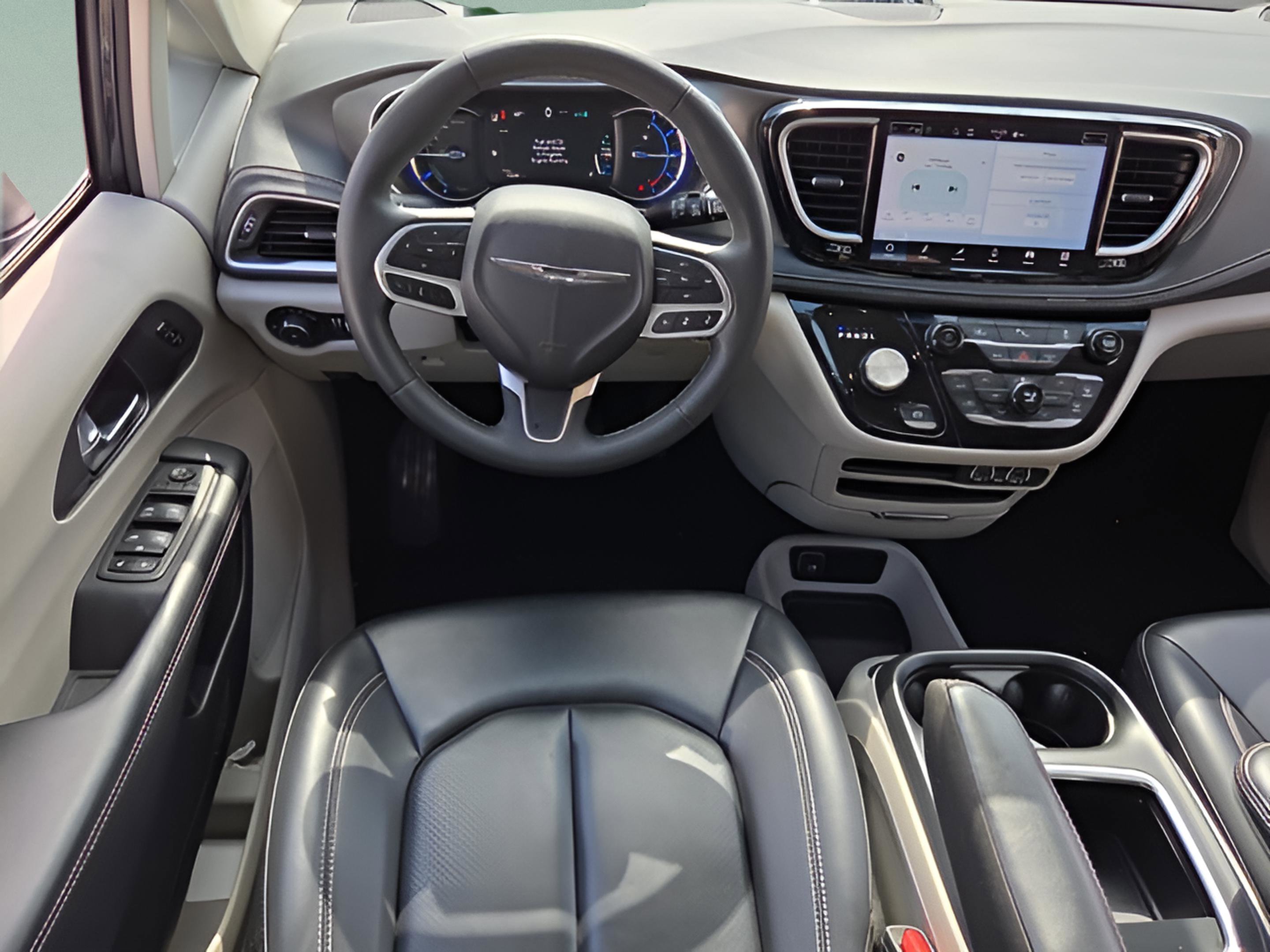 Used 2023 Chrysler Pacifica Touring-L image 12