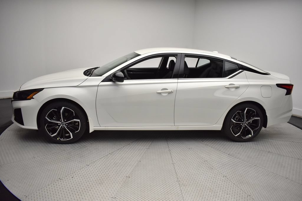 Used 2025 Nissan Altima 2.5 SR FWD image 8