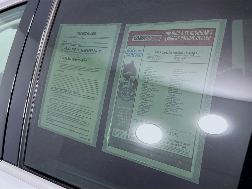 Used 2023 Chrysler Pacifica Touring-L image 15