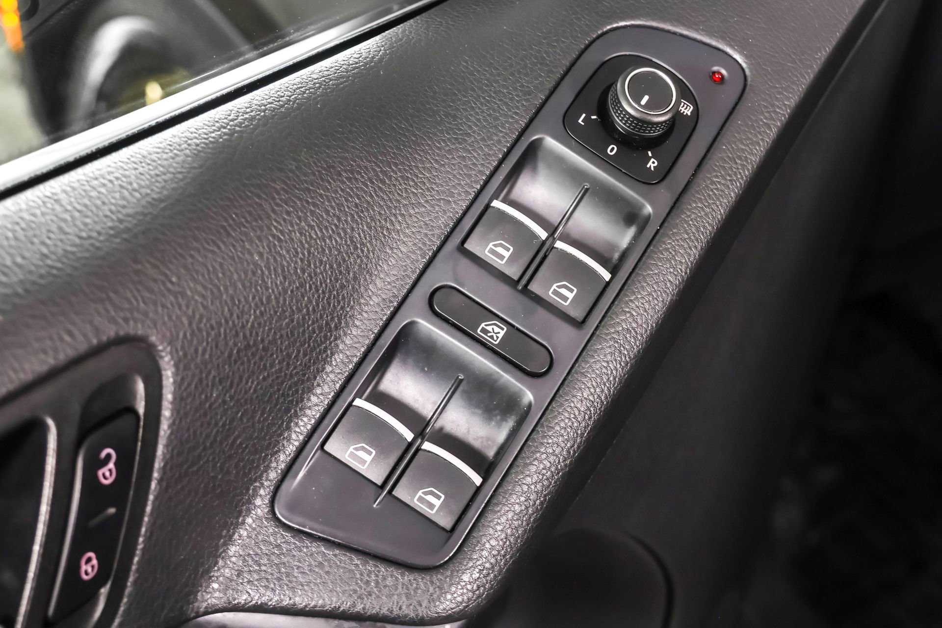 Used 2016 Volkswagen Tiguan SE image 36