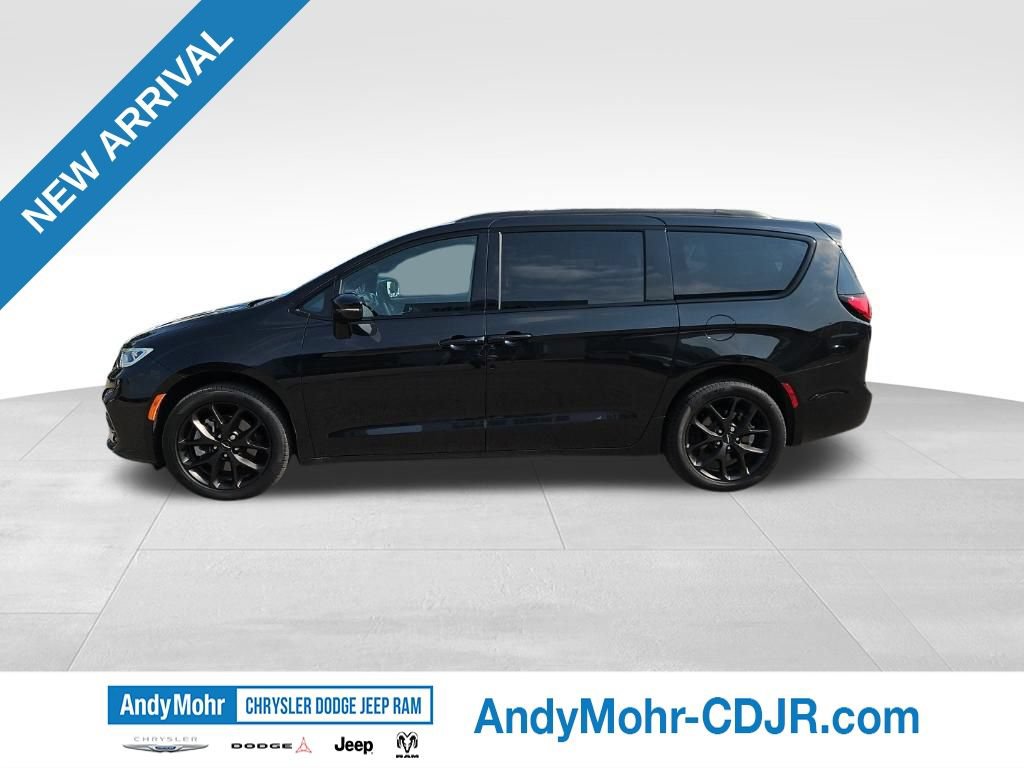 Used 2023 Chrysler Pacifica Limited w/ Uconnect Theater Family Group AWD/4WD image 8