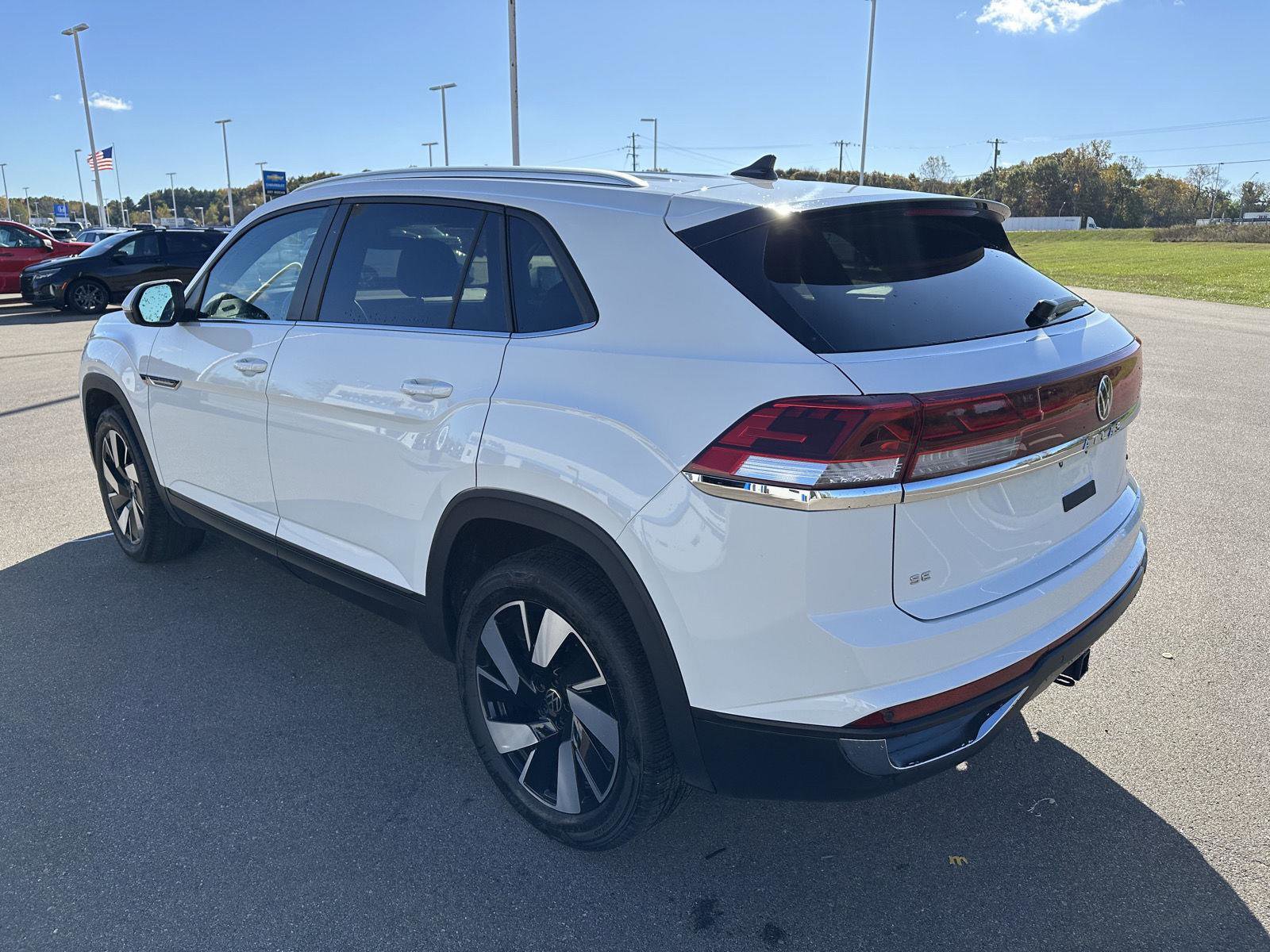 Used 2025 Volkswagen Atlas Cross Sport SE image 3