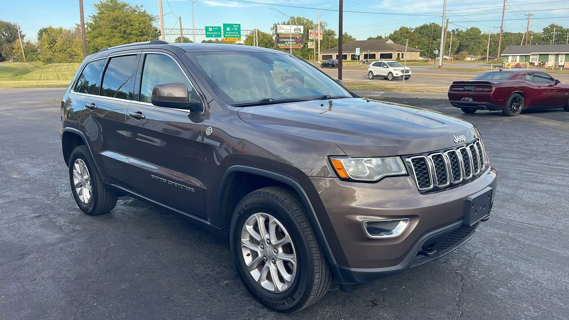 Used 2021 Jeep Grand Cherokee Laredo image 3