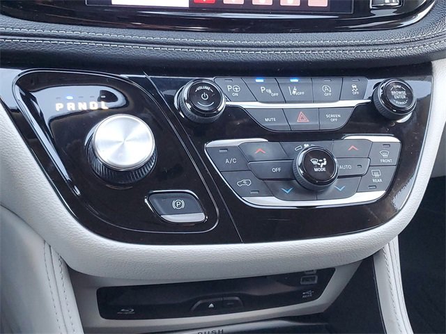 Used 2024 Chrysler Pacifica Limited w/ Uconnect Theater Family Group image 19