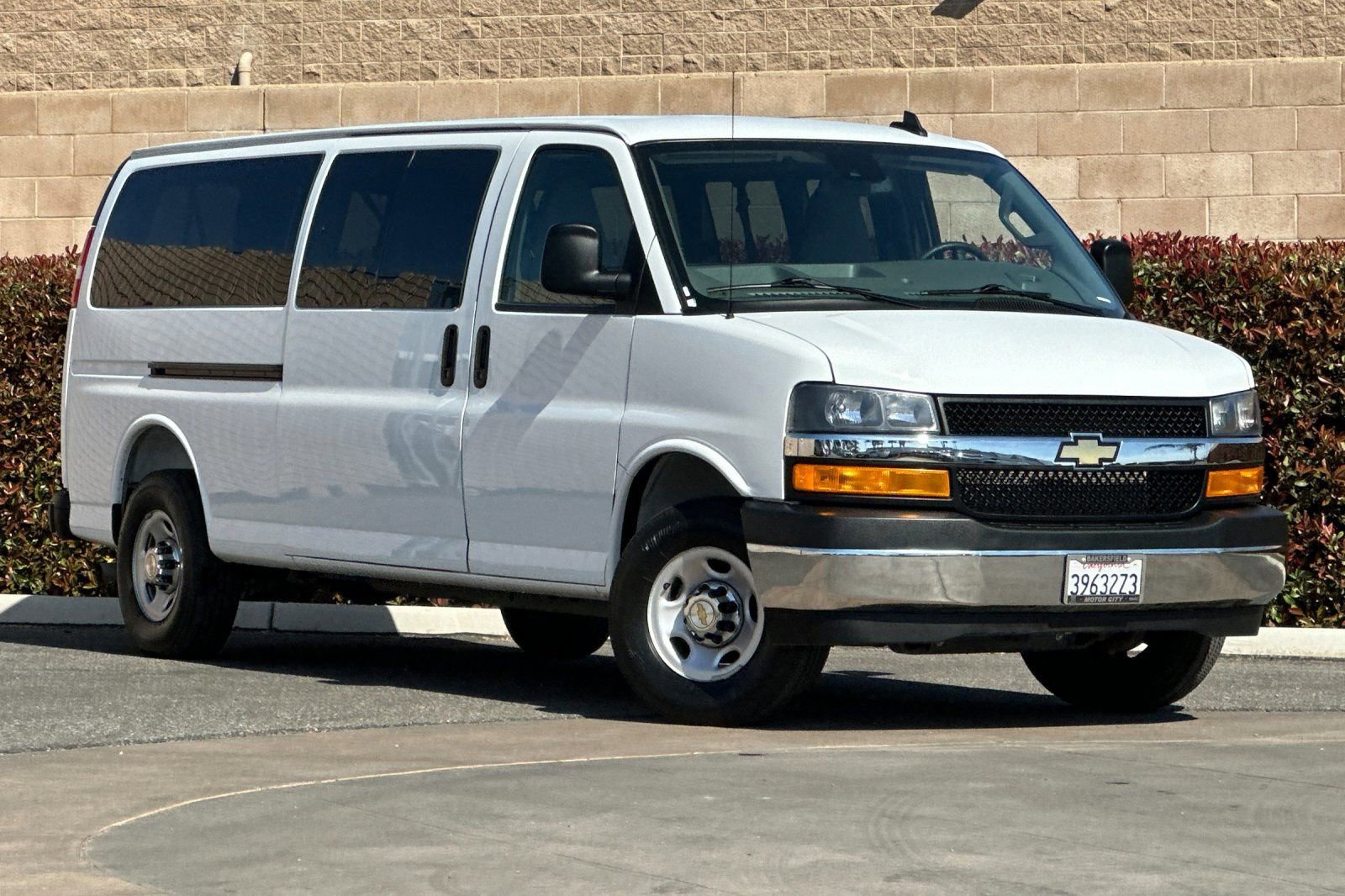 Certified 2025 Chevrolet Express 3500 LT w/ LT Preferred Equipment Group image 2