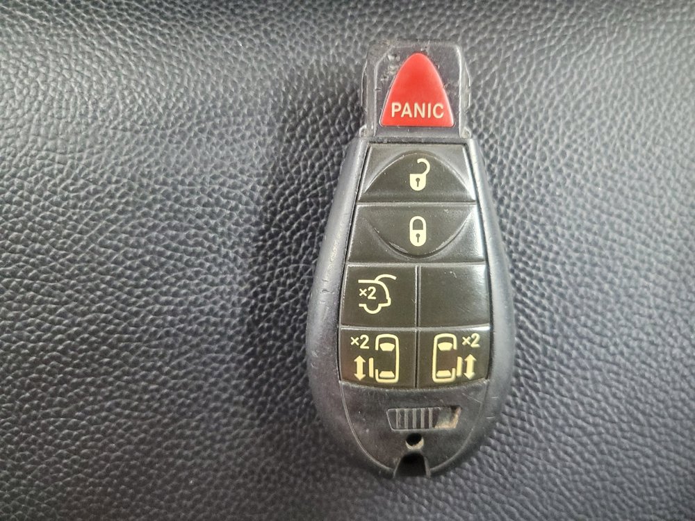 Used 2016 Chrysler Town & Country Touring FWD image 32