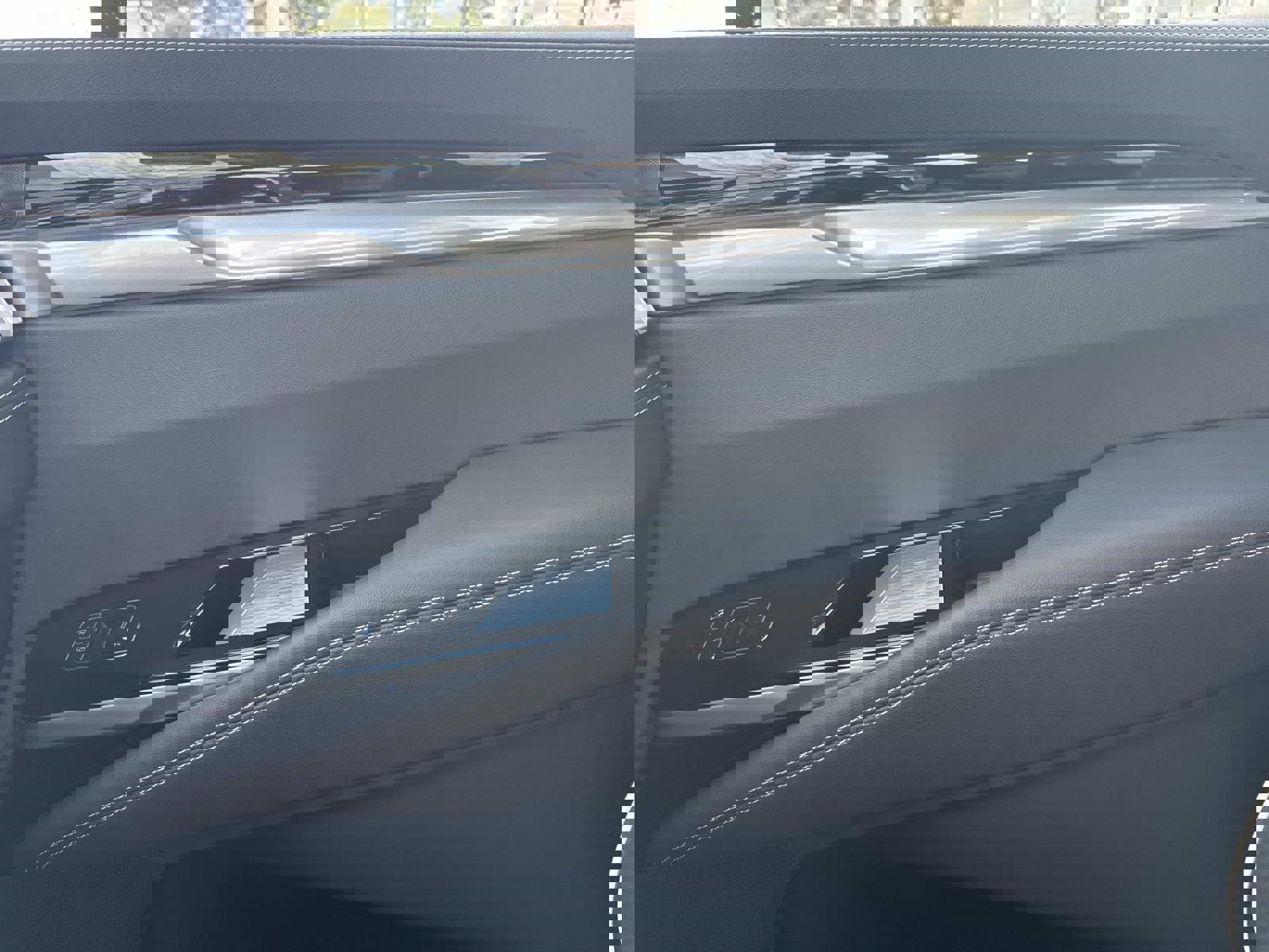 Certified 2025 Cadillac Escalade ESV Premium Luxury image 23