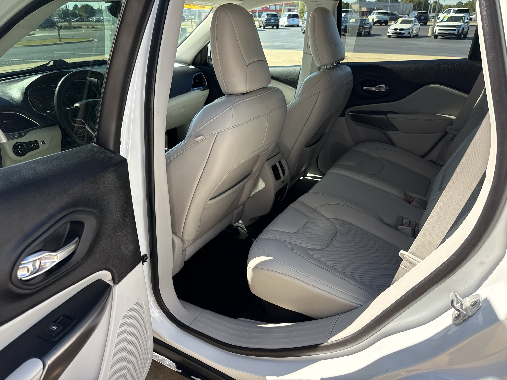 Used 2021 Jeep Cherokee Latitude Lux w/ Comfort/Convenience Group FWD image 17
