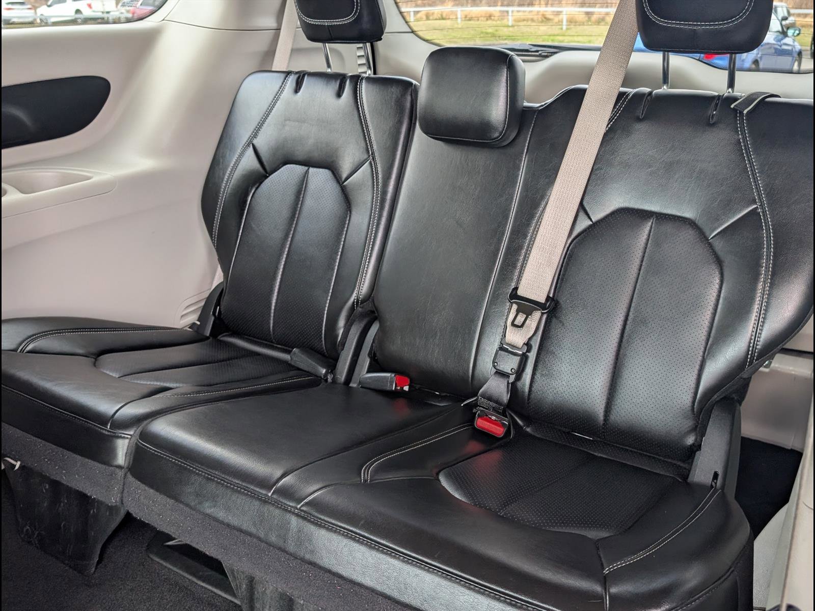 Used 2024 Chrysler Pacifica Touring-L image 12