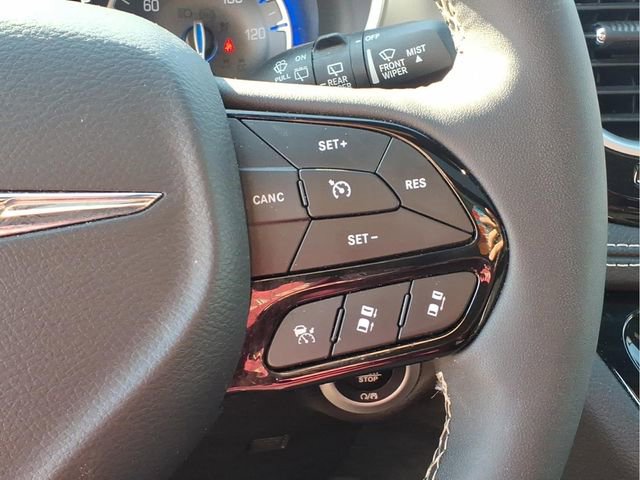 Used 2025 Chrysler Pacifica Limited FWD image 14