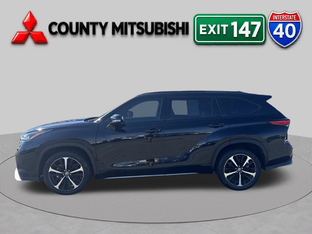 Used 2022 Toyota Highlander XSE AWD/4WD image 3