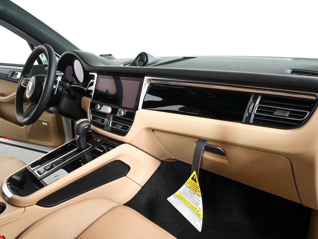 Certified 2026 Porsche Macan AWD/4WD image 25