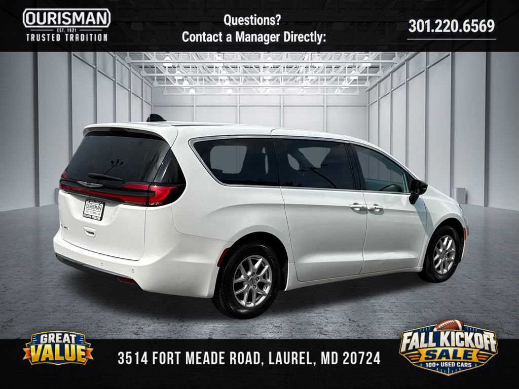 Used 2024 Chrysler Pacifica Touring-L FWD image 3