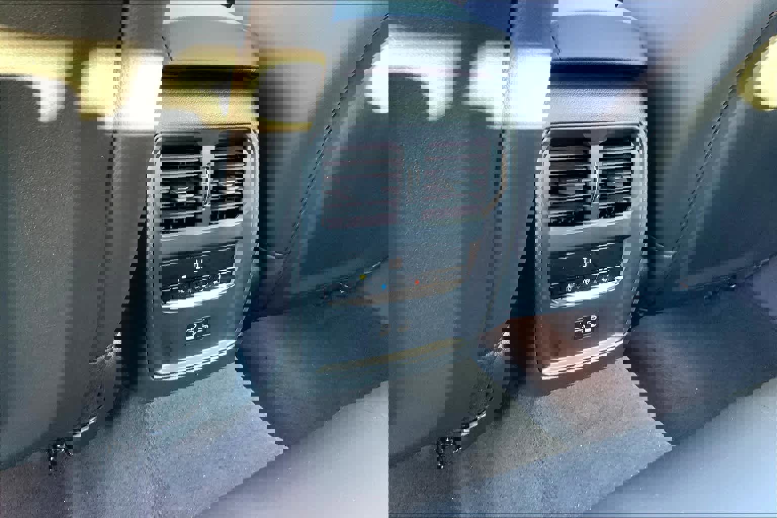 New 2024 BMW 330i Sedan w/ Convenience Package image 18