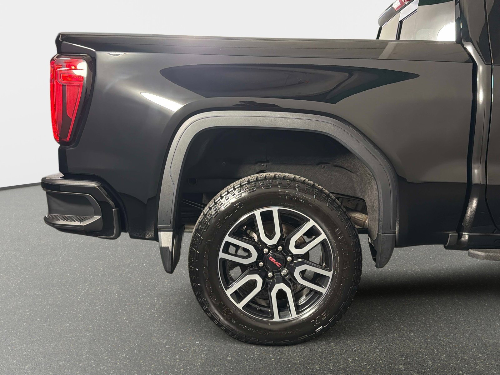 Used 2024 GMC Sierra 1500 AT4 w/ Technology Package AWD/4WD image 19