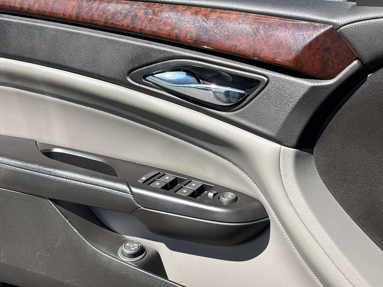 Used 2011 Cadillac SRX Luxury FWD image 16