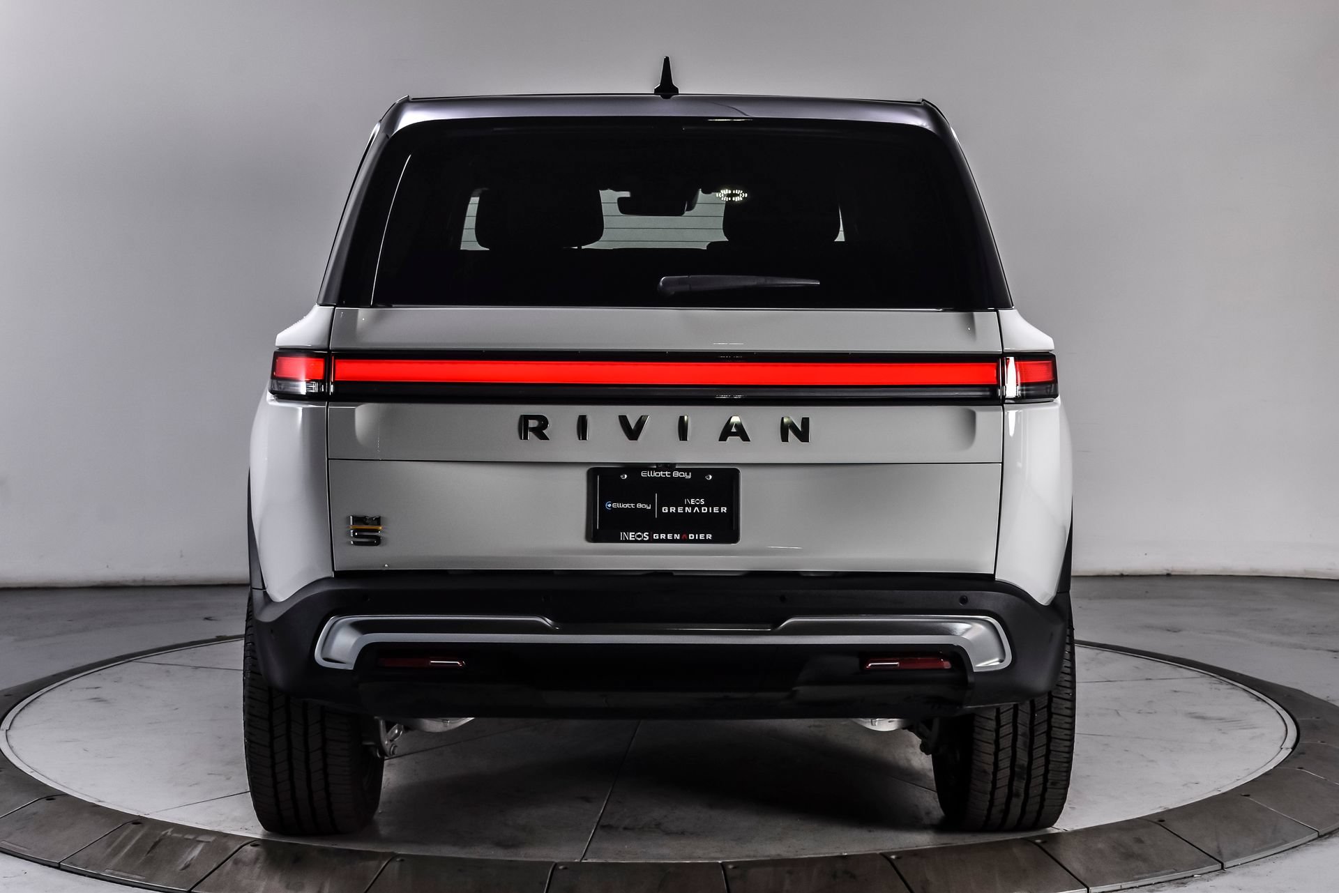 Used 2024 Rivian R1S Adventure AWD/4WD image 5