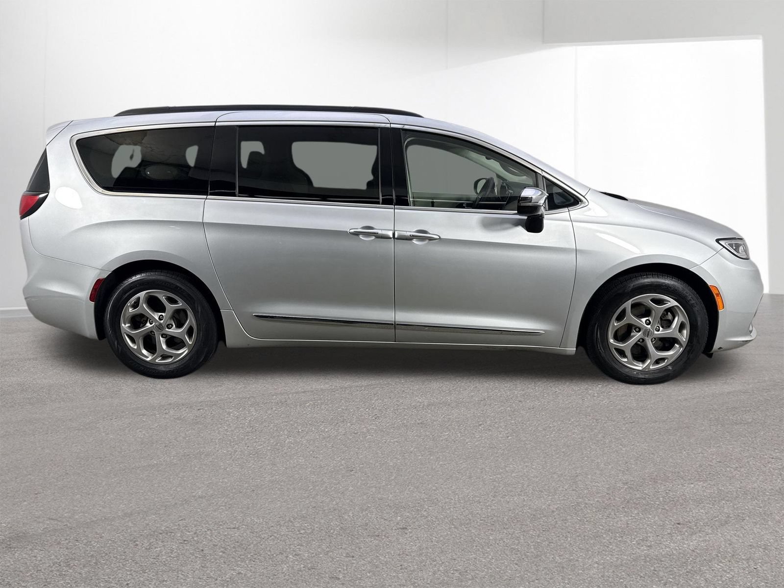Used 2023 Chrysler Pacifica Limited FWD image 37