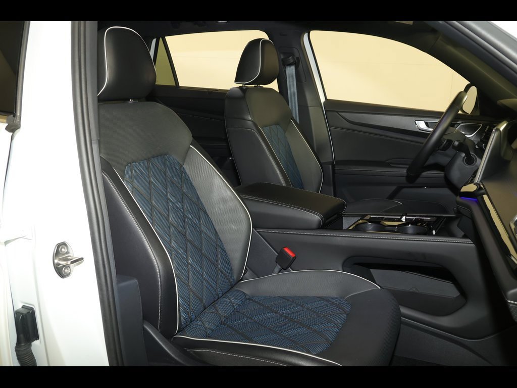 Used 2024 Volkswagen Atlas Cross Sport SEL Premium R-Line image 35