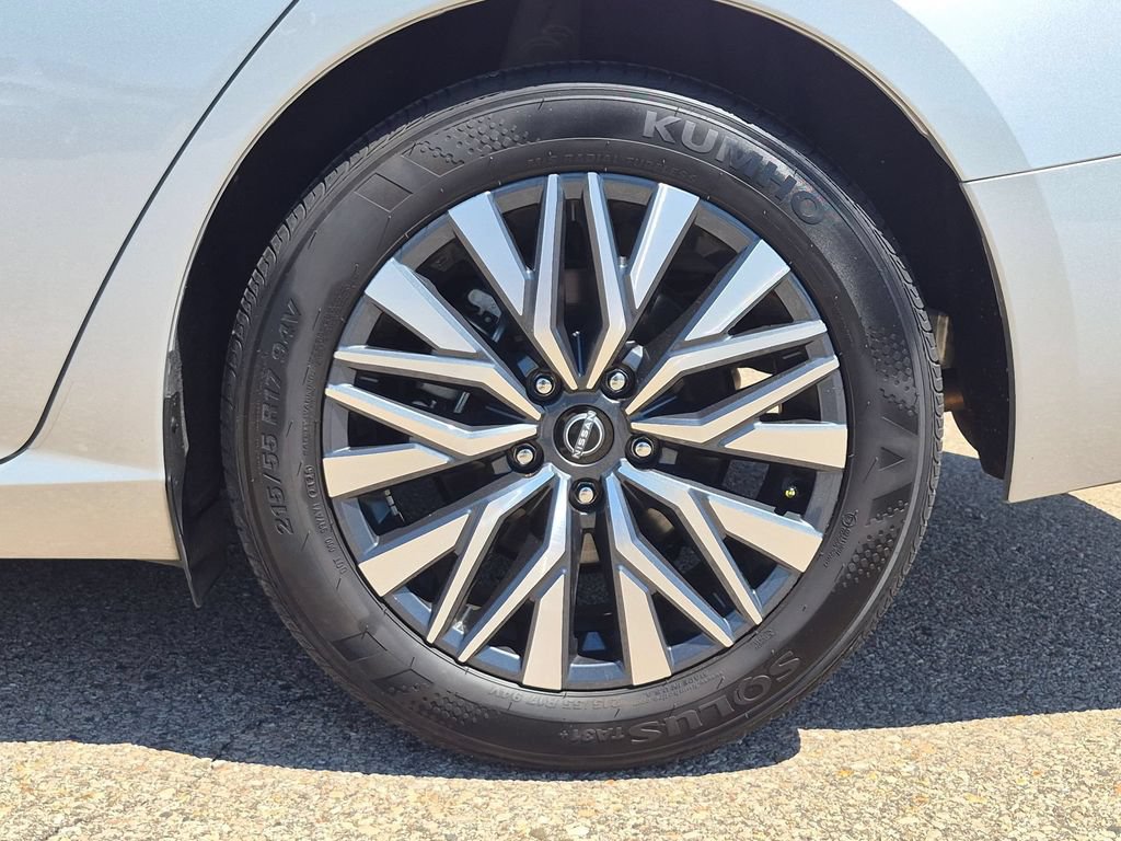 Used 2025 Nissan Altima 2.5 SV FWD image 11