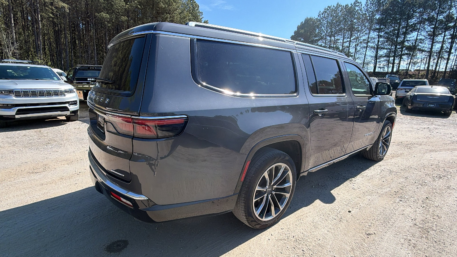 Used 2024 Jeep Wagoneer L Series III w/ Premium Group I image 8