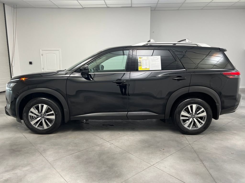 Used 2025 Nissan Pathfinder SL image 4