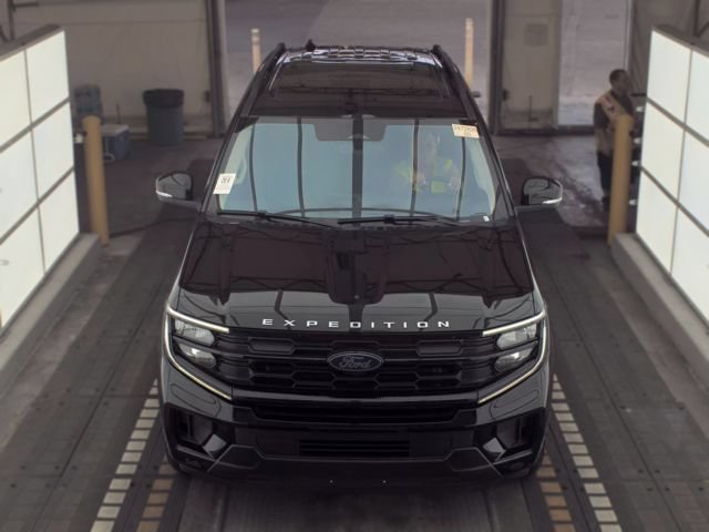 Used 2025 Ford Expedition Active AWD/4WD image 2