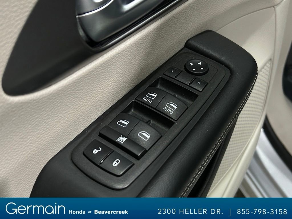Used 2023 Chrysler Pacifica Touring-L image 20