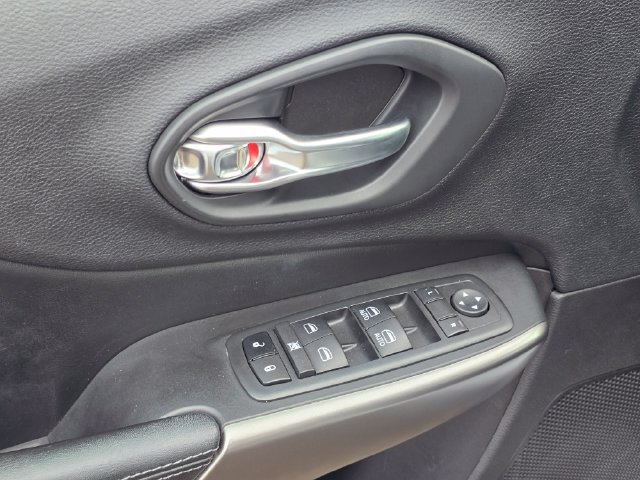 Used 2020 Jeep Cherokee Latitude w/ Cold Weather Group FWD image 32