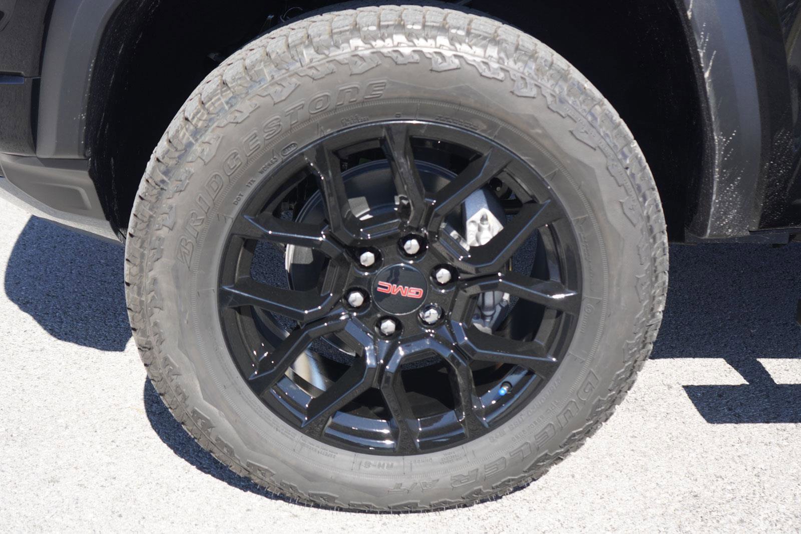 New 2026 GMC Canyon Denali w/ LPO, Denali Black Edition image 10