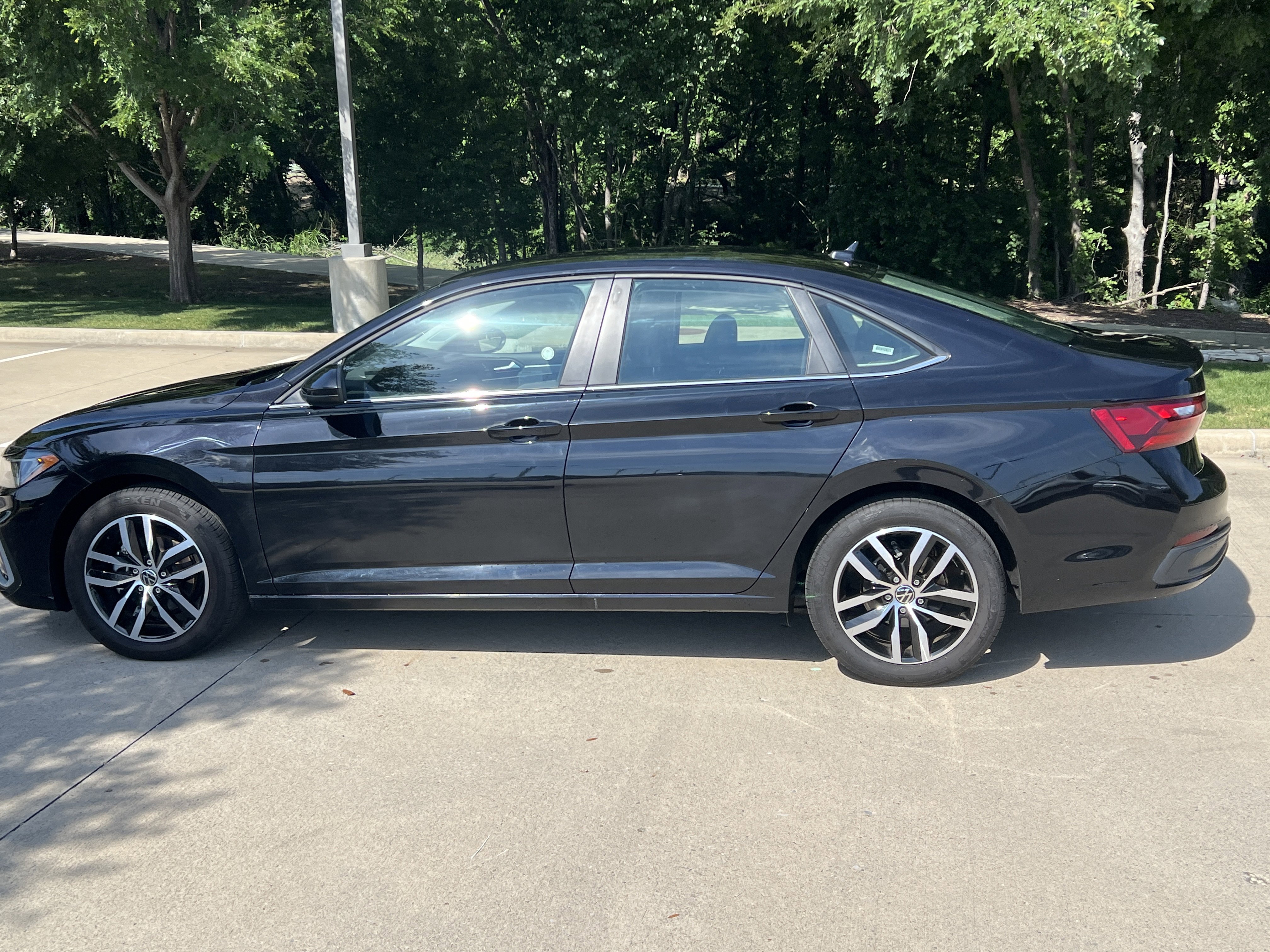 Used 2025 Volkswagen Jetta SE FWD image 7