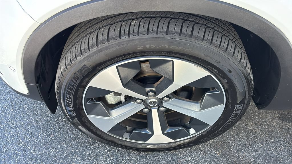 Certified 2026 Volvo XC40 B5 Plus AWD/4WD image 33