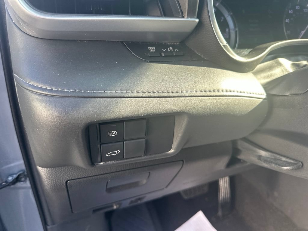 Used 2020 Toyota Highlander XLE FWD image 11
