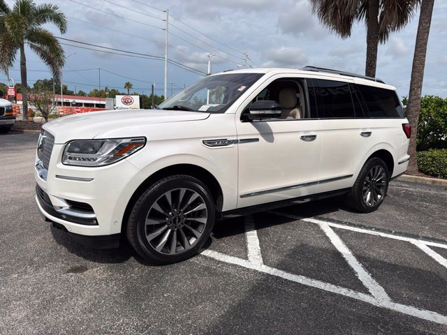 Used 2018 Lincoln Navigator Select w/ Technology Package AWD/4WD image 3