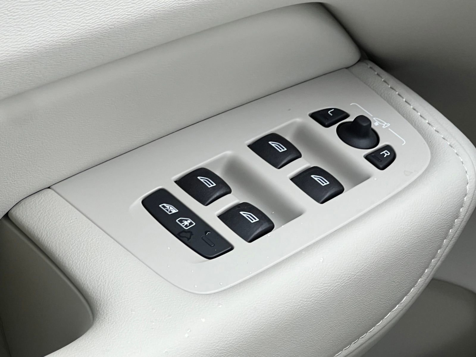 New 2026 Volvo XC60 T8 Ultra image 33