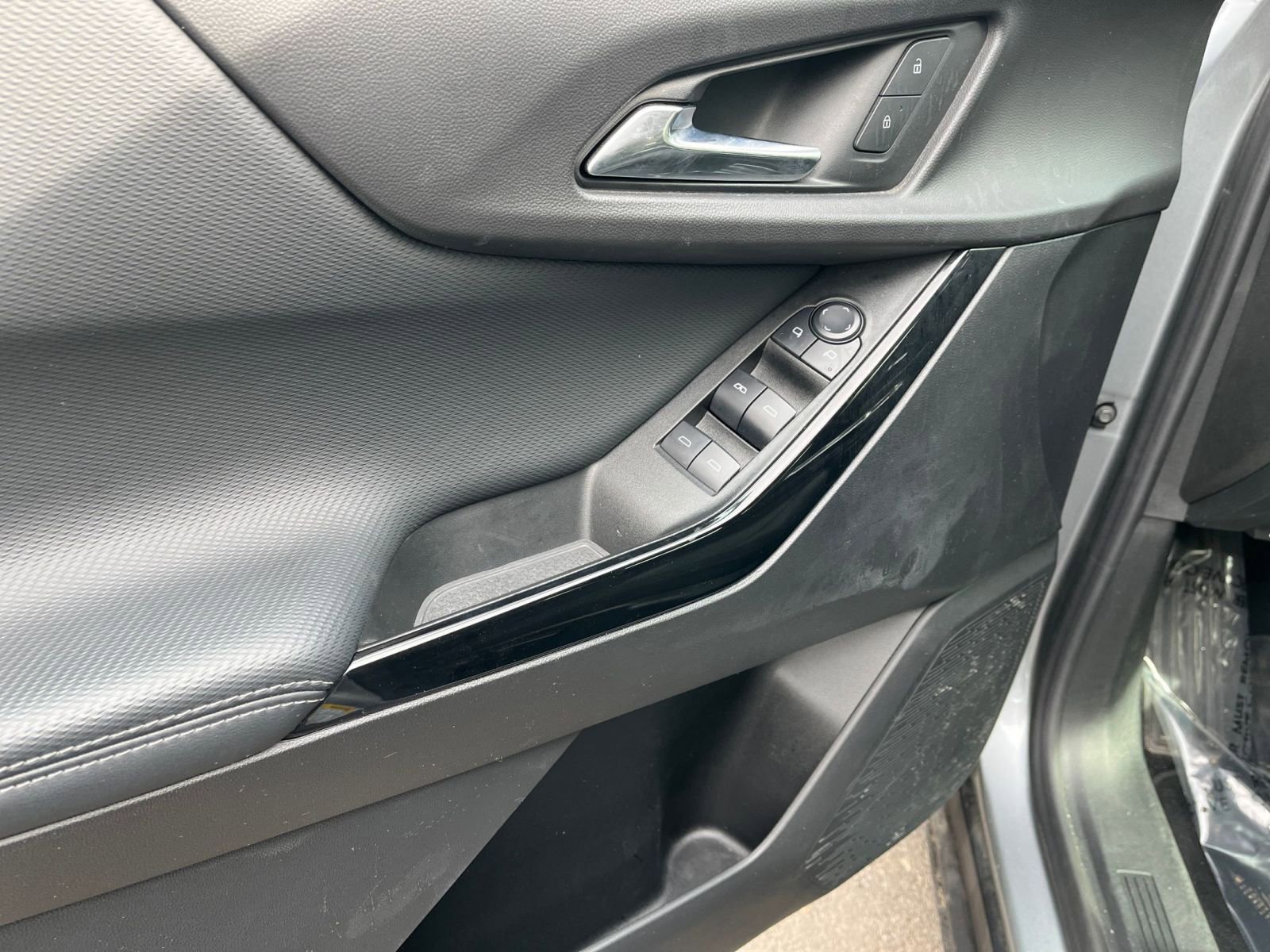 Used 2025 Chevrolet Equinox LT image 18