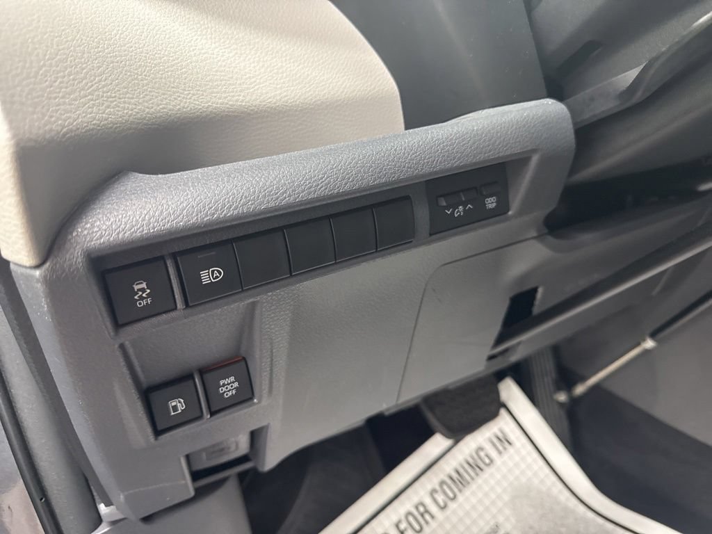 Used 2021 Toyota Sienna XLE FWD image 25