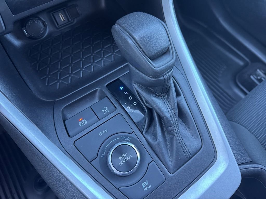 Used 2022 Toyota RAV4 LE image 29