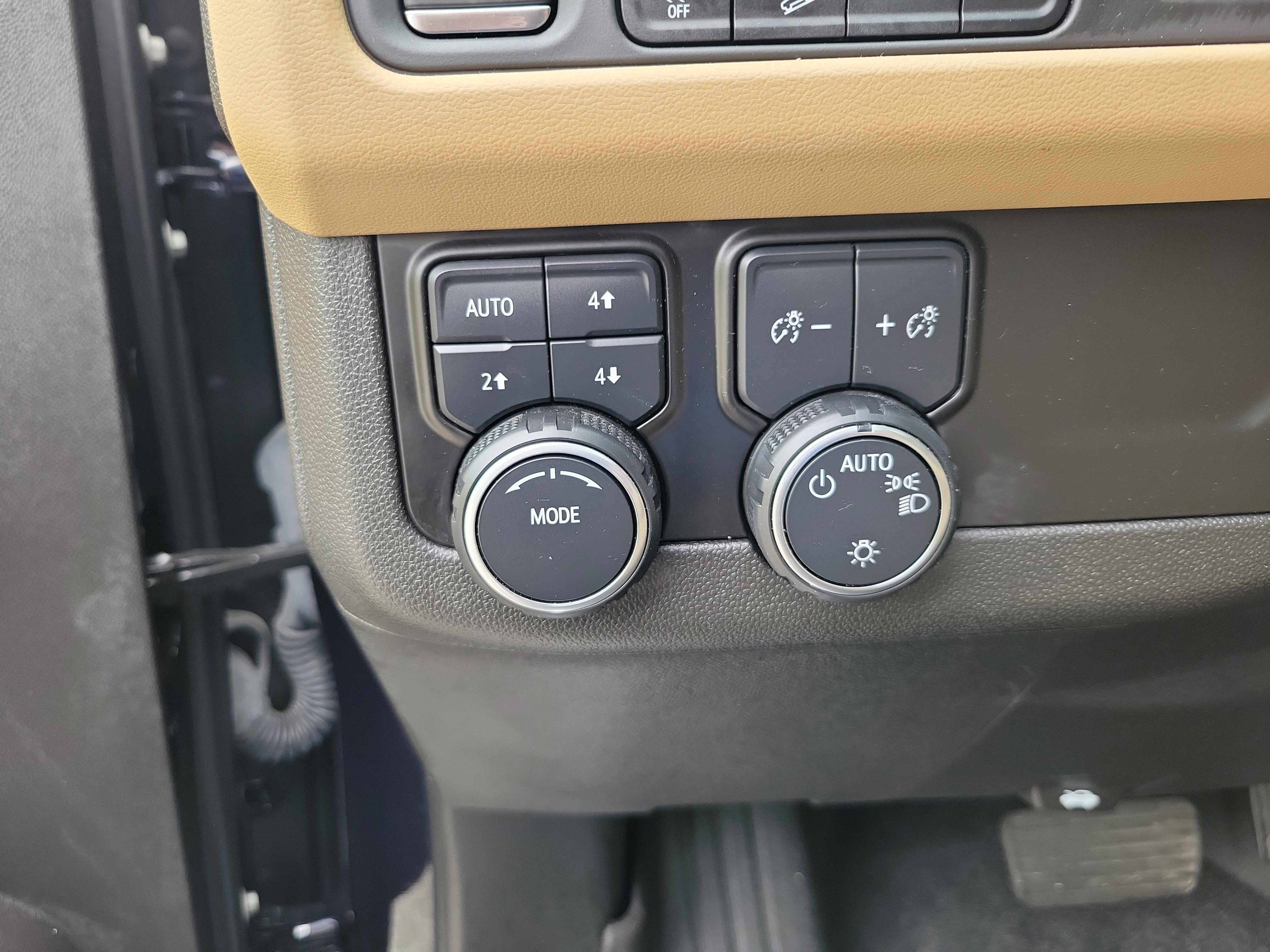 Used 2023 Chevrolet Tahoe Premier AWD/4WD image 31