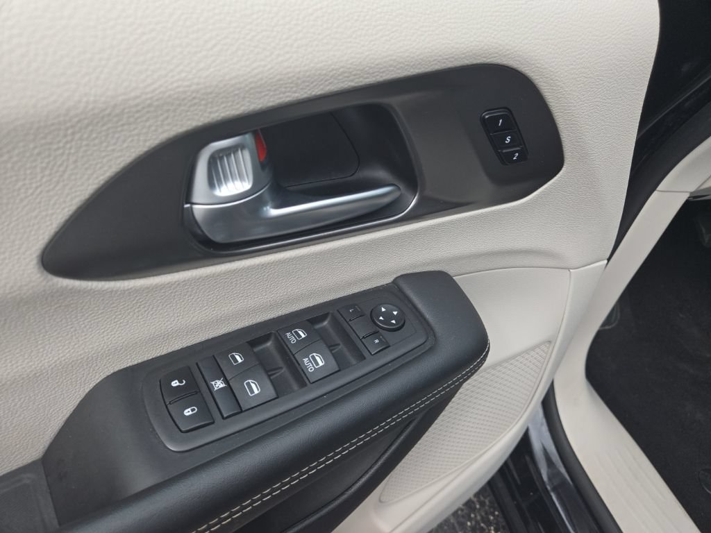Used 2024 Chrysler Pacifica Touring-L FWD image 19