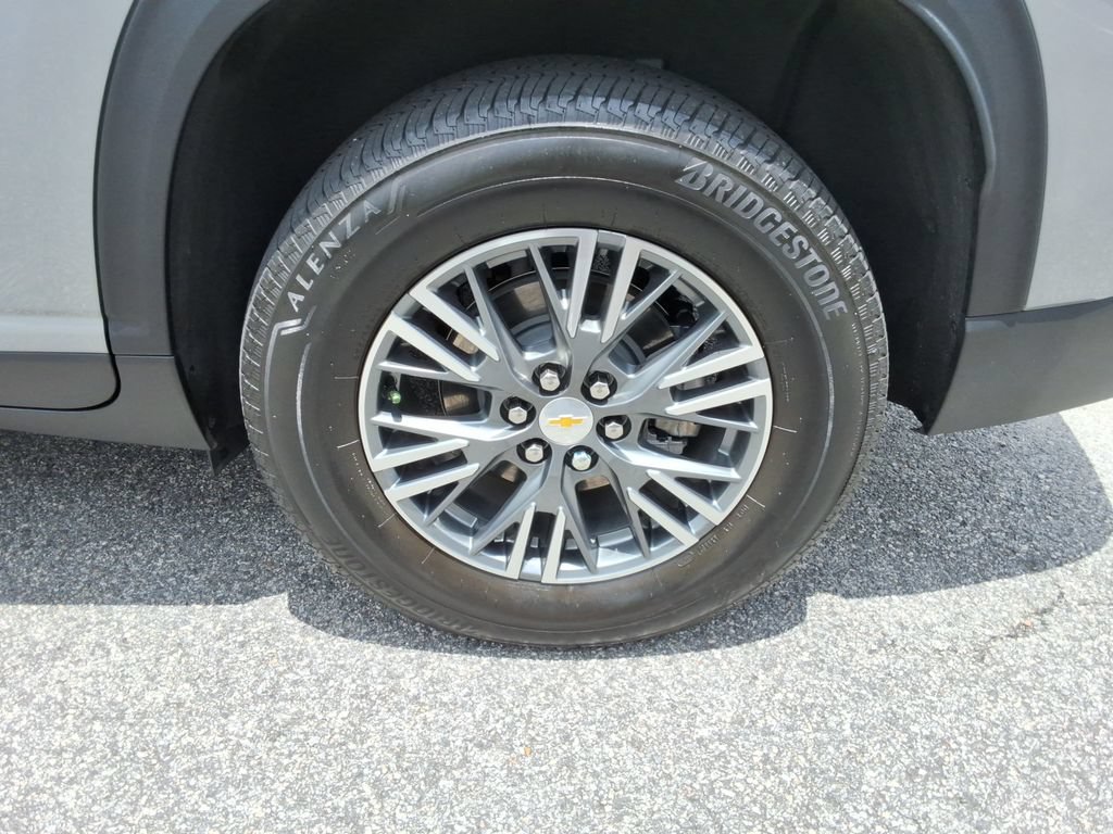 Certified 2025 Chevrolet Traverse LT w/ Driver Confidence Package FWD image 11