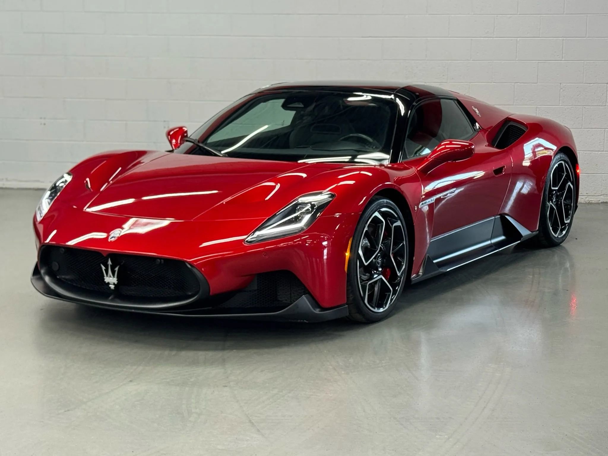 Used 2023 Maserati MC20 Spyder image 2