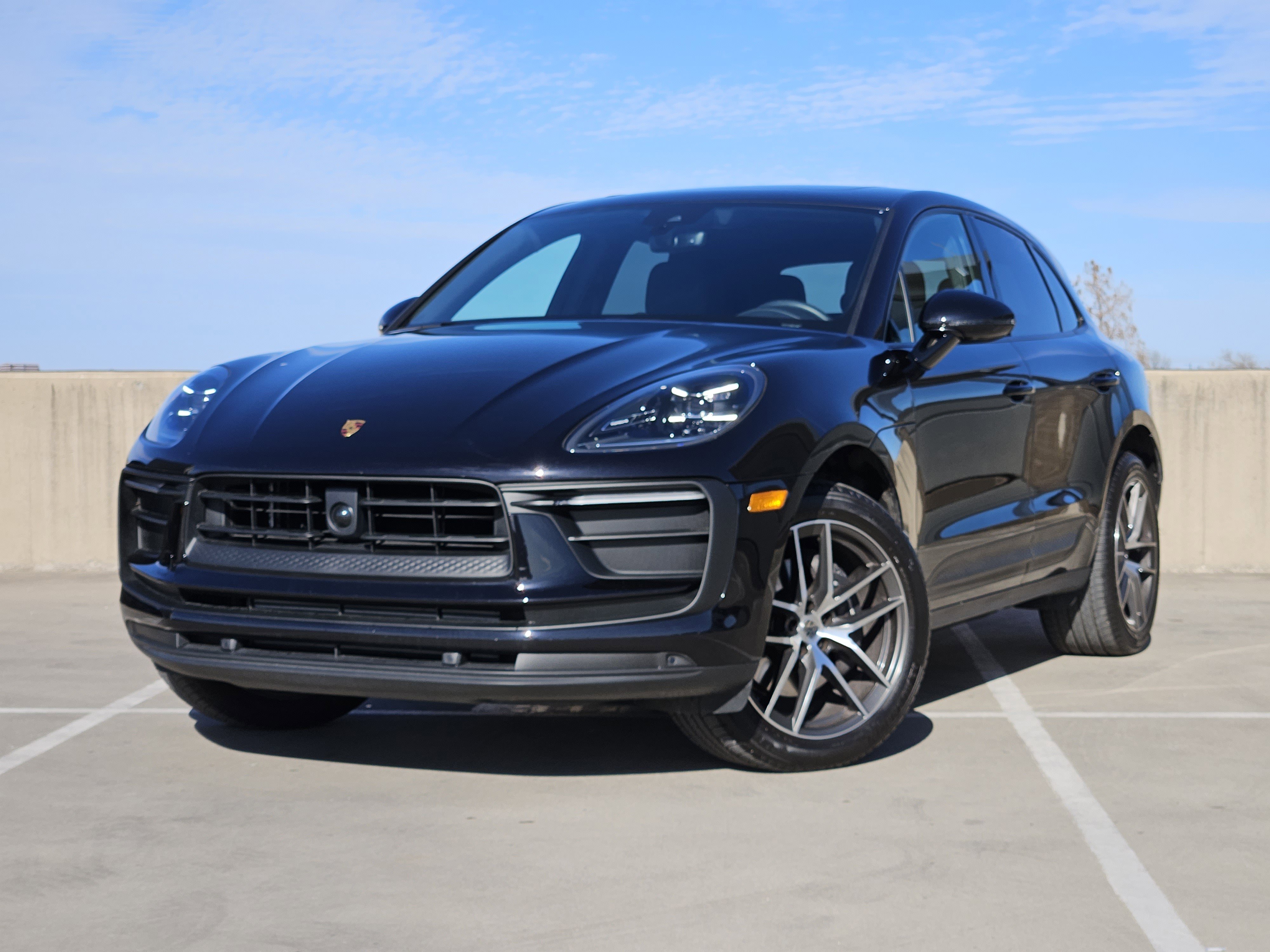 Certified 2025 Porsche Macan image 1
